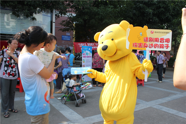5月29日，梧州市婦幼保健院到潘塘公園參與衛(wèi)生系統(tǒng)開(kāi)展的世界無(wú)煙日宣傳活動(dòng)，該院醫(yī)務(wù)人員扮成可愛(ài)的卡通造型，呼吁市民為孩