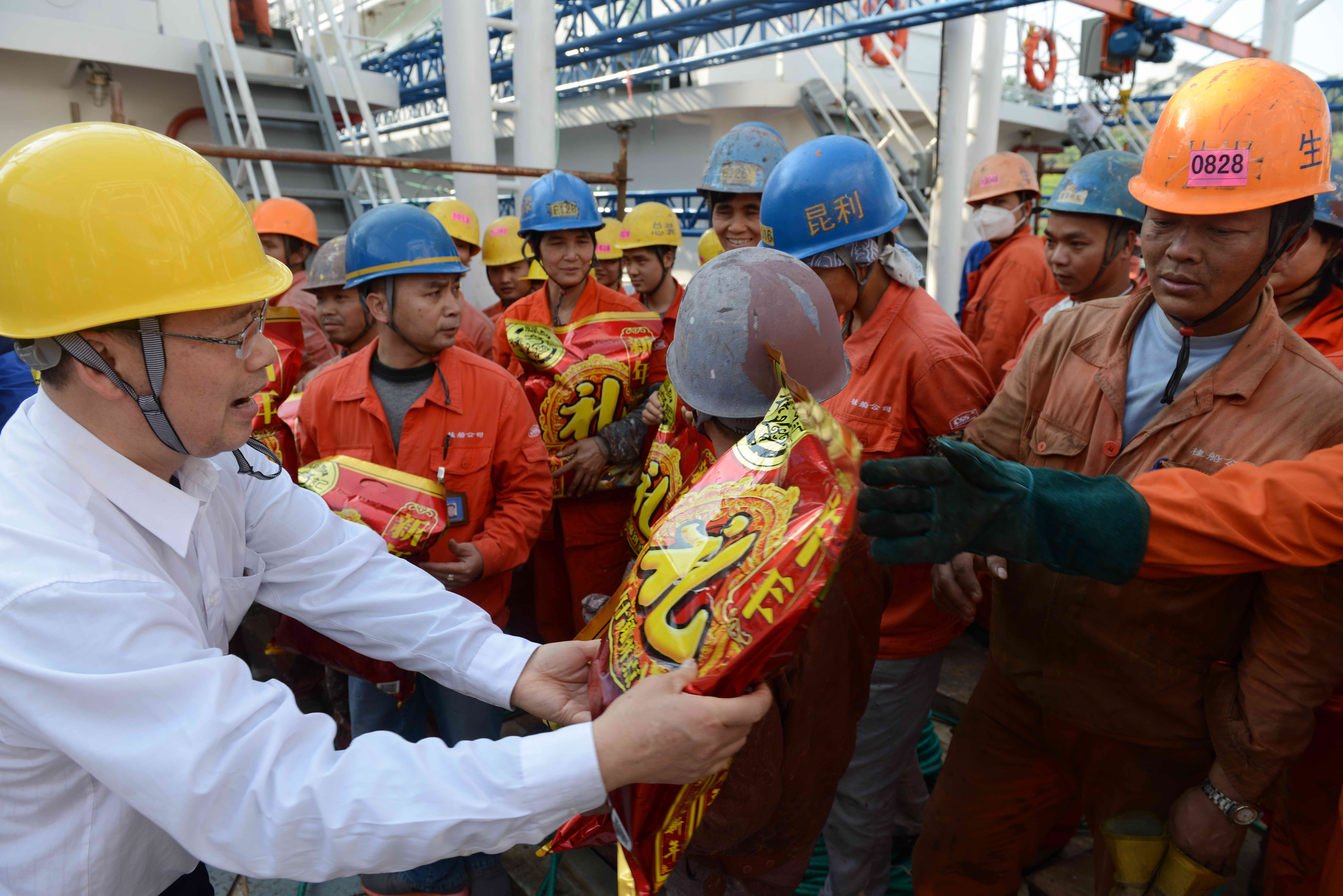 梧州市總工會黨組書記、常務副主席朱明勝為一線職工贈送新春禮包.jpg