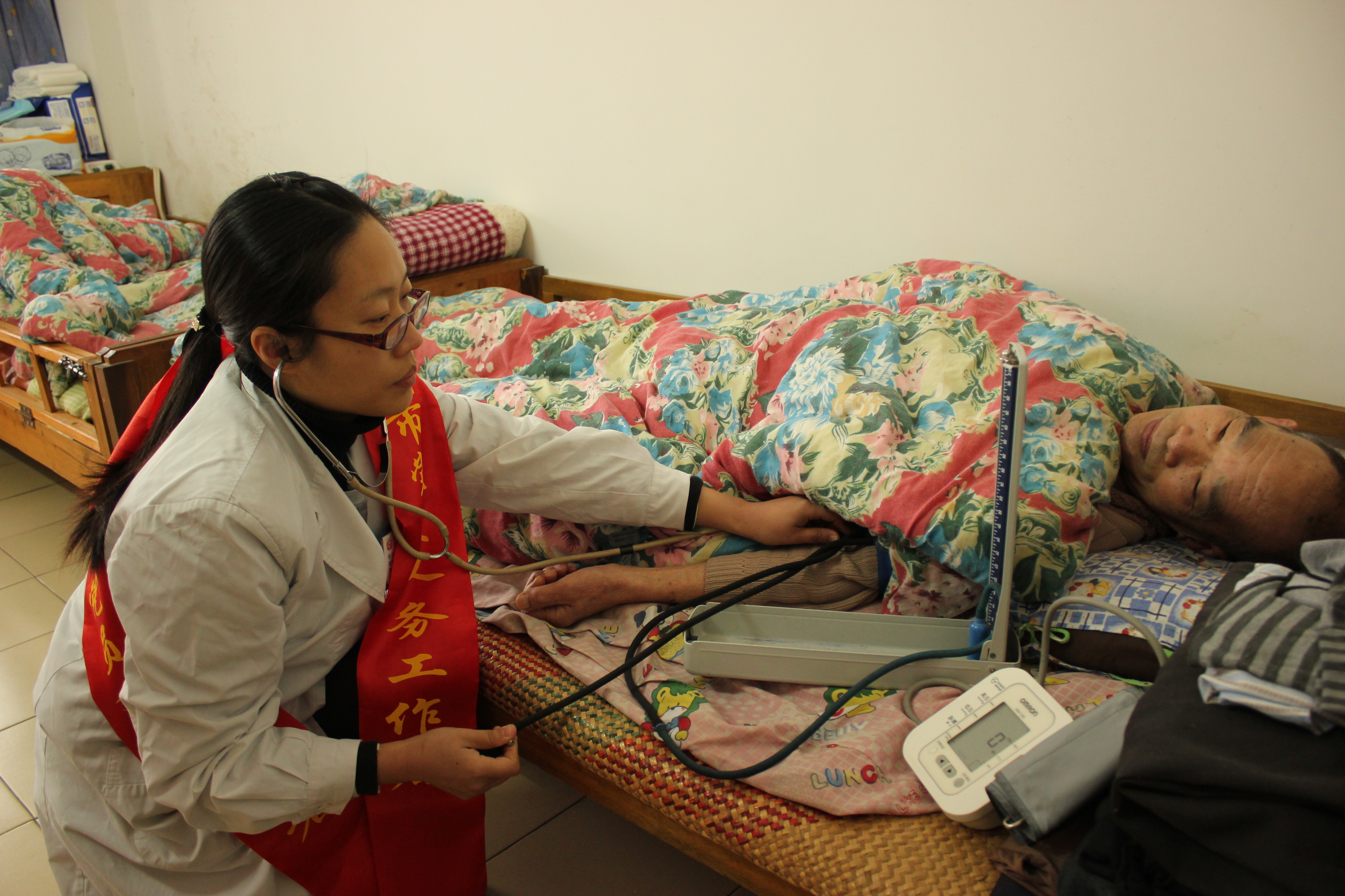 市婦幼保健院聯(lián)合開展“弘揚(yáng)雷鋒精神，愛心服務(wù)社區(qū)”志愿服務(wù)活動(dòng)