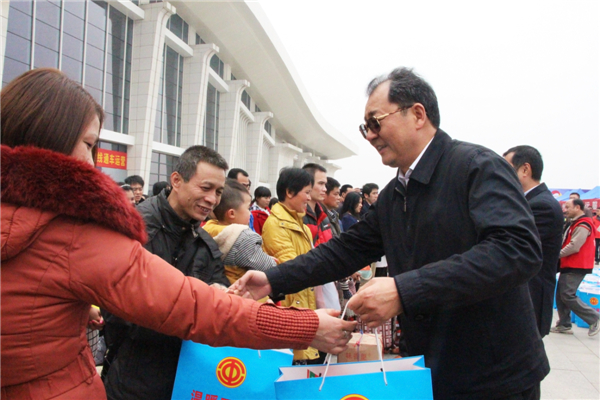 王躍飛為返鄉(xiāng)農(nóng)民工贈(zèng)送新春大禮包