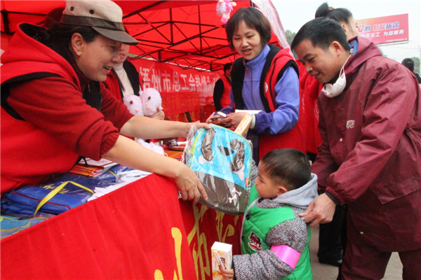 梧州市總工會(huì)黨員義工為返鄉(xiāng)務(wù)工的小孩送上書包.jpg