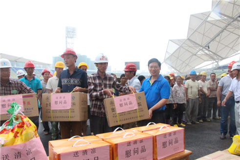 市總工會(huì)黨組書記、常務(wù)副主席為在建體育場(chǎng)農(nóng)民工送清涼