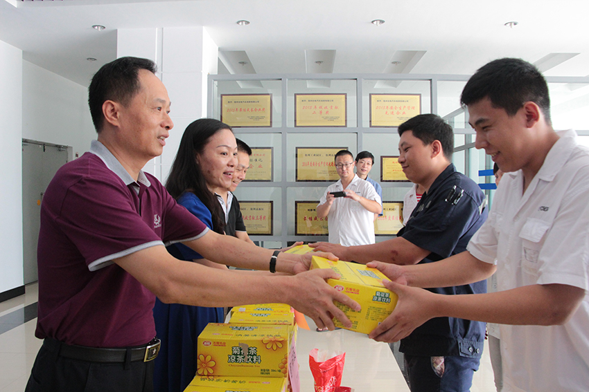 梧州市總慰問(wèn)組到工業(yè)園區(qū)部分企業(yè)進(jìn)行“夏送清涼”活動(dòng)