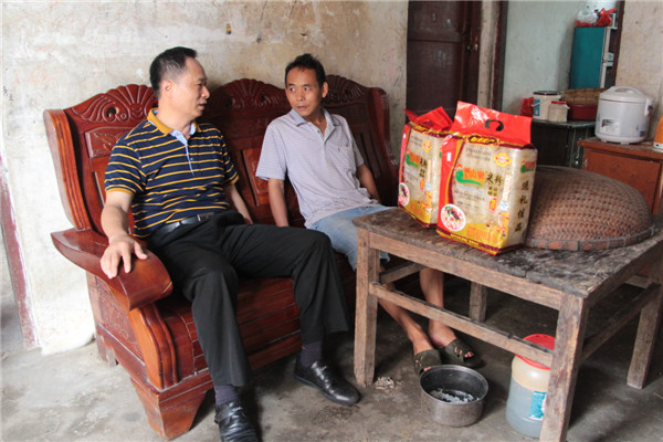 8月12日，梧州市總工會(huì)黨組書記、常務(wù)副主席梁耀中前往藤縣塘步鎮(zhèn)龍安村定點(diǎn)貧困戶家中，為他們送上慰問品并了解他們的家庭情