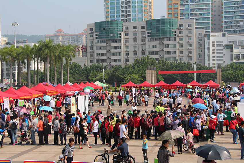 市總工會舉辦慶五一“中國夢，勞動美”服務(wù)職工廣場活動(圖文)