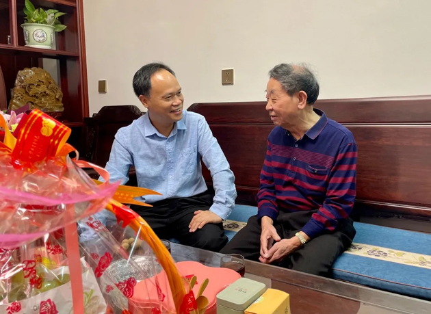 秋意濃，情意真，重陽慰問暖人心