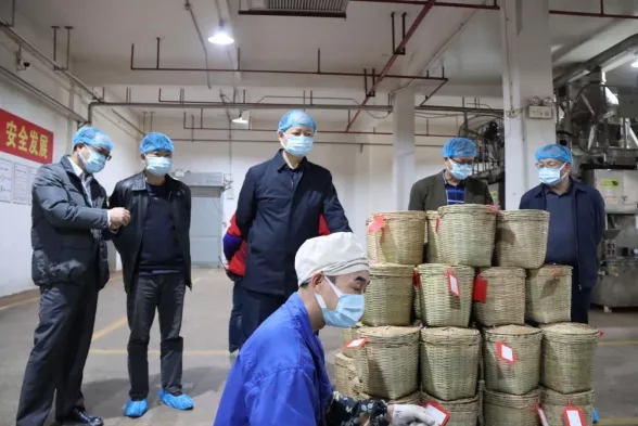 自治區(qū)財(cái)貿(mào)輕紡煙草工會(huì)到我市開展元旦春節(jié)送溫暖活動(dòng)