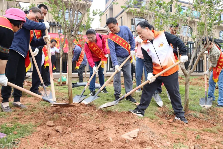 弘揚(yáng)勞模精神、勞動(dòng)精神、工匠精神！梧州勞模工匠義務(wù)植樹迎“五一”