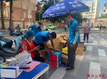 【職工抗“疫”剪影】⑤送餐、送菜、送藥、送米油……疫情期間奔走在物資配送一線的外賣小哥