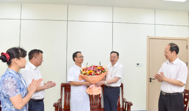 發(fā)揮示范引領(lǐng)作用 展現(xiàn)新?lián)?dāng)新作為丨李振品看望慰問勞動模范和先進(jìn)工作者代表