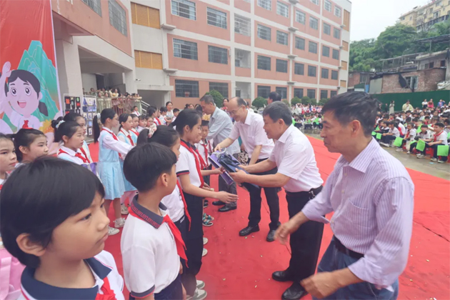 市總工會開展2025年“六一”兒童節(jié)關(guān)愛慰問活動