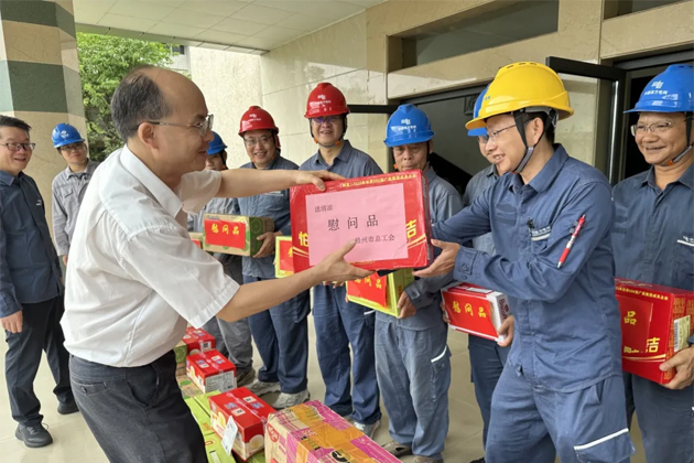 梧州市總工會聯(lián)合南方電網(wǎng)超高壓公司梧州局開展送清涼慰問活動(dòng)