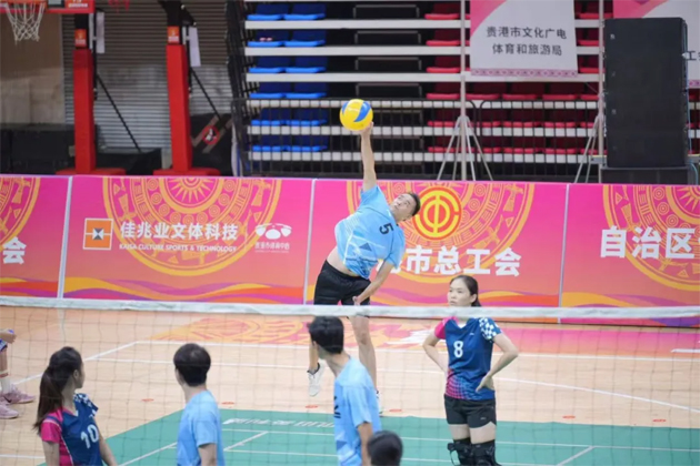 “永遠跟黨走 奮進新征程”第二屆全區(qū)職工運動會昨天拉開帷幕 激烈比賽進行中