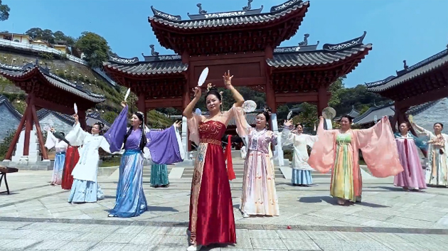 聽，梧州學(xué)院的教職工演繹《禮儀之邦》向祖國73周年華誕獻(xiàn)禮