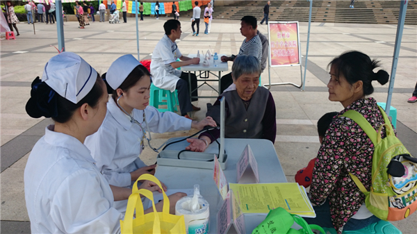 近日，梧州市總工會(huì)在市政廣場(chǎng)舉辦服務(wù)職工和農(nóng)民工活動(dòng)，10多個(gè)基層工會(huì)參與服務(wù)活動(dòng)，圖為醫(yī)療系統(tǒng)組織勞模志愿隊(duì)免費(fèi)義診，