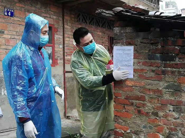 圖3.2月4日，萬秀區(qū)總工會(huì)主席莫培燁到龍骨社區(qū)協(xié)助開展疫情防控核查和宣傳工作.jpg