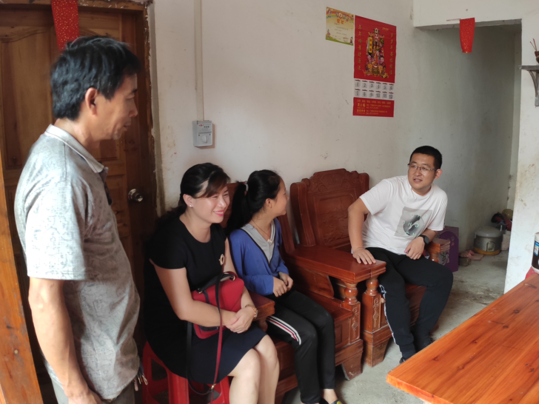 龍圩區(qū)總工會聯(lián)系愛心企業(yè)資助貧困學(xué)生助力脫貧攻堅