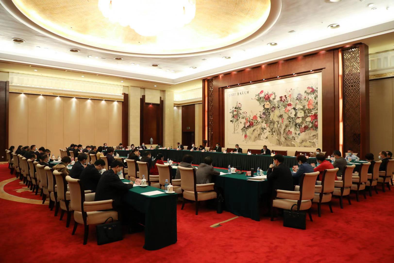 自治區(qū)政協(xié)十二屆四次會議召開期間，工會界別委員結(jié)合工作實際，積極建言獻策——