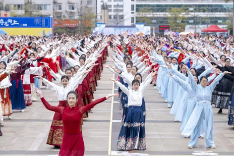 【跟黨奮進(jìn)新征程 巾幗建功新時(shí)代】梧州市第十二屆婦女國風(fēng)趣味體育運(yùn)動(dòng)會(huì)暨“梧家巧姐姐”國潮集市，精彩綻放！