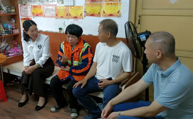 龍圩區(qū)總工會(huì)五一節(jié)前夕走訪(fǎng)慰問(wèn)困難職工 傳遞溫暖與關(guān)懷