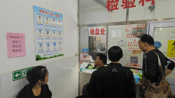 龍圩區(qū)總工會為困難職工、農(nóng)民工等群體人員開展免費體檢活動