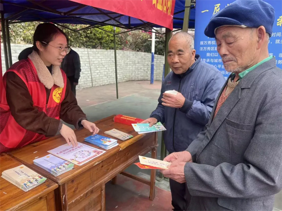 萬秀區(qū)總工會開展春節(jié)“送萬福、進(jìn)萬家” 公益活動