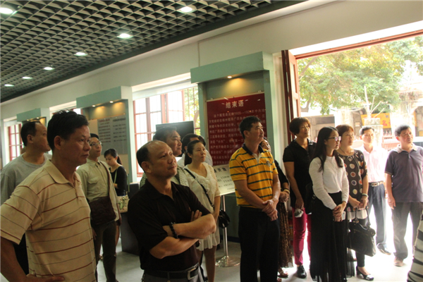 為踐行社會主義核心價值觀，進一步弘揚優(yōu)秀傳統(tǒng)文化，引領(lǐng)全市廣大職工群眾文明祭祖，文明追思。4月3日梧州市總工會組織干部職